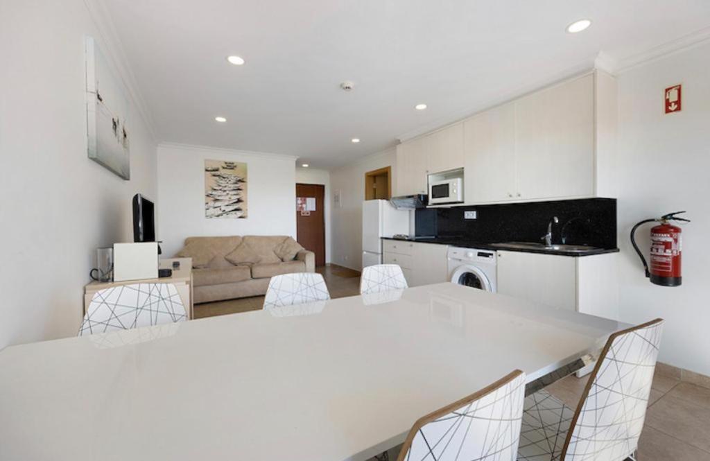 Cozy Apartment With Seaview 300M From The Beach Portimao Bagian luar foto