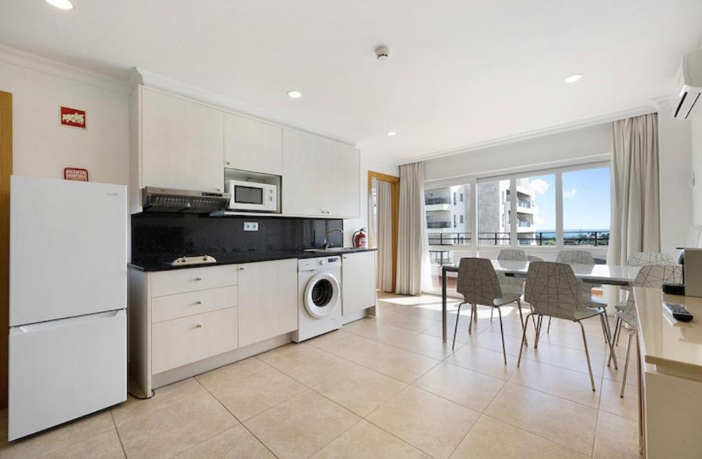 Cozy Apartment With Seaview 300M From The Beach Portimao Bagian luar foto