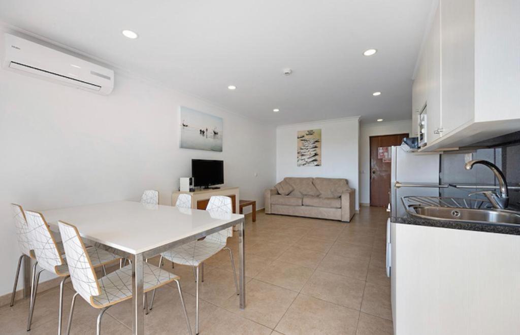 Cozy Apartment With Seaview 300M From The Beach Portimao Bagian luar foto